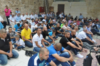  بالفيديو: المئات من أهالي مدينة اللد يقيمون صلاة العيد في المسجد العمري الكبير 